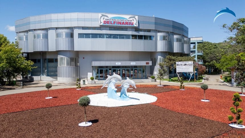 Clădirea Delfinariului din Constanța, parte a Complexului Muzeal de Științe ale Naturii, cu statuia delfinilor din fața intrării