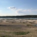 Albia secată a Dunării, cu bancuri de nisip expuse din cauza nivelului scăzut al apei