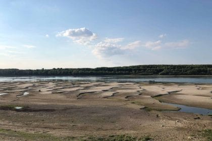 Albia secată a Dunării, cu bancuri de nisip expuse din cauza nivelului scăzut al apei