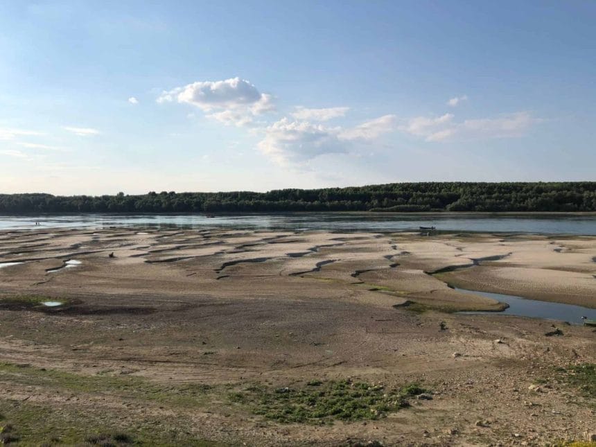 Albia secată a Dunării, cu bancuri de nisip expuse din cauza nivelului scăzut al apei